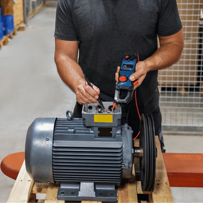 Alicate Amperímetro Digital 600A (AC/DC) CAT III 600V CAT IV 300V GMC 600-15 BOSCH-3dd23a57-7eca-4387-8911-8b93fe77aa8f