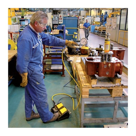 Bomba Hidráulica com Acionamento Pneumático 700 Bar 2 Litros Óleo Utilizável Simples Ação XA12 ENERPAC-51d173ec-75ed-4454-bd76-13d1c99831e4