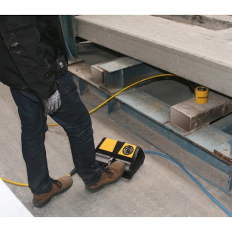 Bomba Hidráulica com Acionamento Pneumático 700 Bar 2 Litros Óleo Utilizável Simples Ação XA12 ENERPAC-c818dec9-e8d0-428f-ac45-66a3bcf7eaee