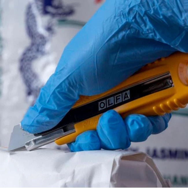 Estilete de Segurança 17,5mm Auto Retrátil Lâmina Trapezoidal SK-4 OLFA-cf24f536-922d-4ff4-aade-b56754a1f0a0