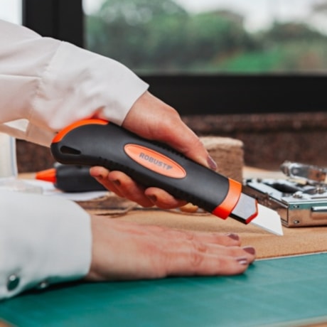 Estilete Retrátil 18mm Plástico Emborrachado com 5 Lâminas S93201018 ROBUST-fb0bd176-a773-4560-af89-c248fc28ca09