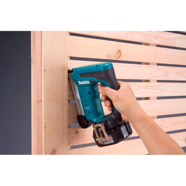 Grampeador 18V 10mm com 2 Baterias 3.0Ah Carregador Bivolt e Maleta DST221RFE MAKITA-98fa3eb2-75d1-4df6-af0e-8cc3340c89ba