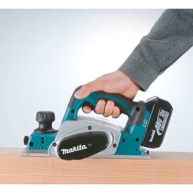 Plaina 82MM 18V com 2 Baterias 3.0Ah Carregador 110V/220V e Maleta DKP180RFE MAKITA-60913505-d42a-47cc-9df2-bd7fb30fe6b0