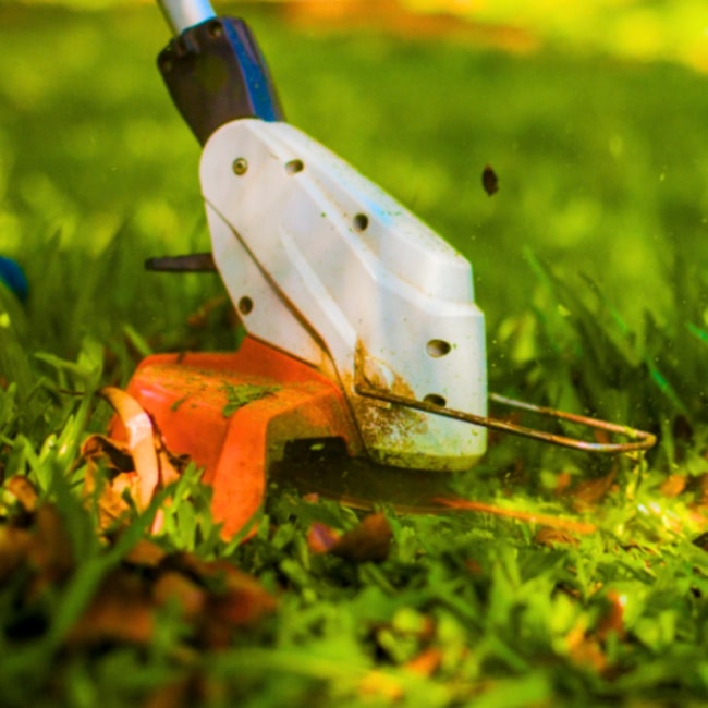 Roçadeira à Bateria Lateral 30cm 10,8V 2.1AH com Bateria Carregador 110V FSA 30 SET STIHL-98c31450-e11e-4dac-87cf-cbb565334b96